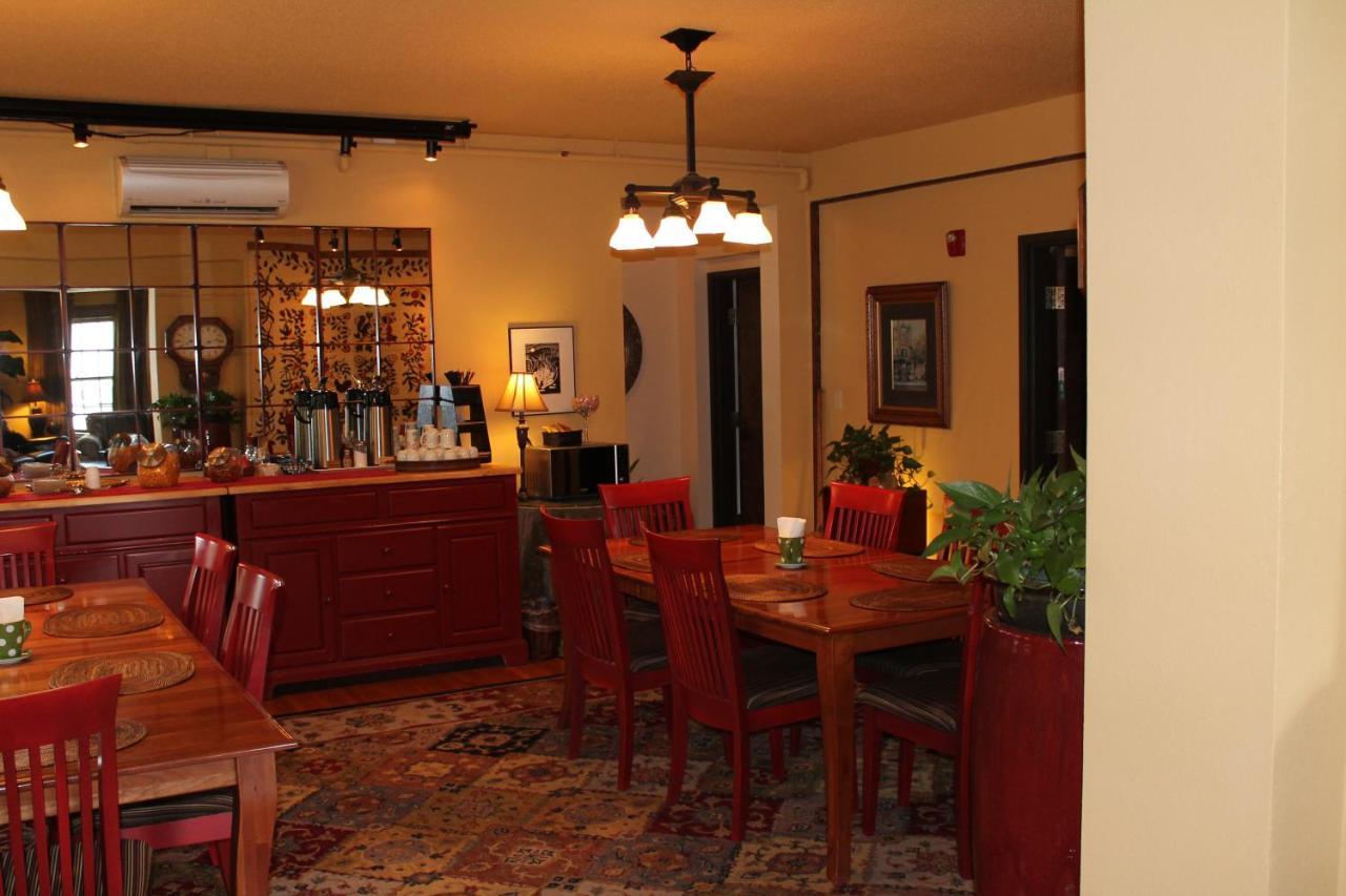 Iowa House Historic Inn เอมส์ ภายนอก รูปภาพ