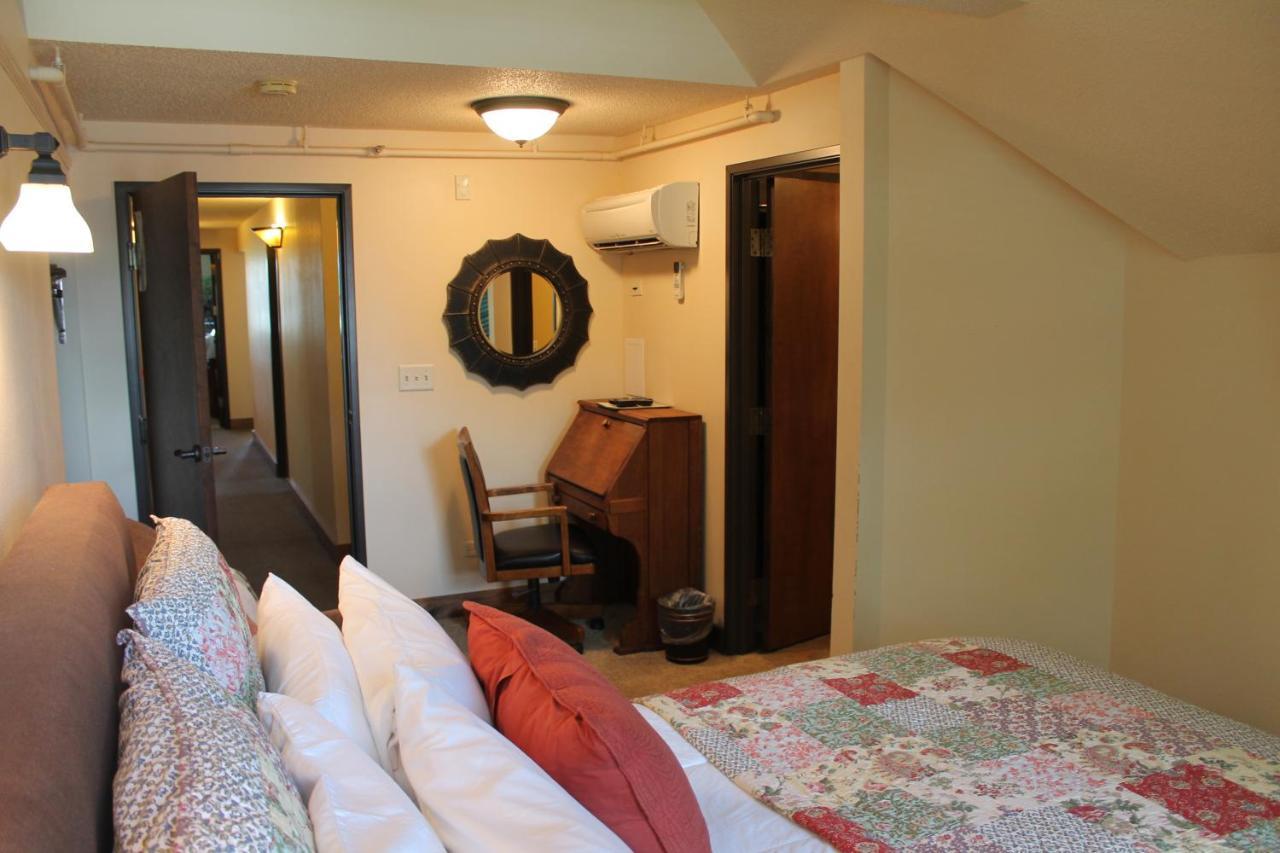 Iowa House Historic Inn เอมส์ ภายนอก รูปภาพ