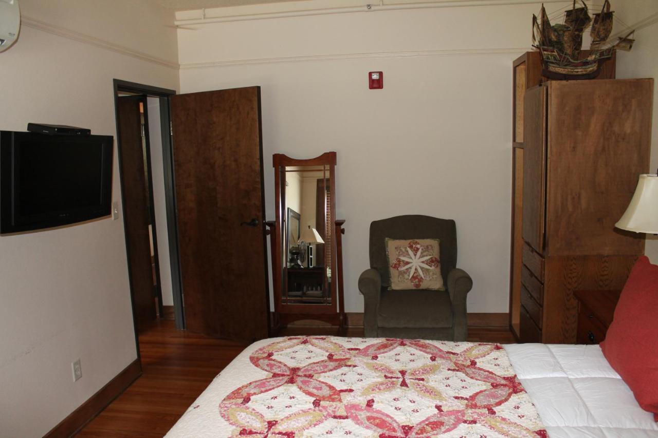 Iowa House Historic Inn เอมส์ ภายนอก รูปภาพ