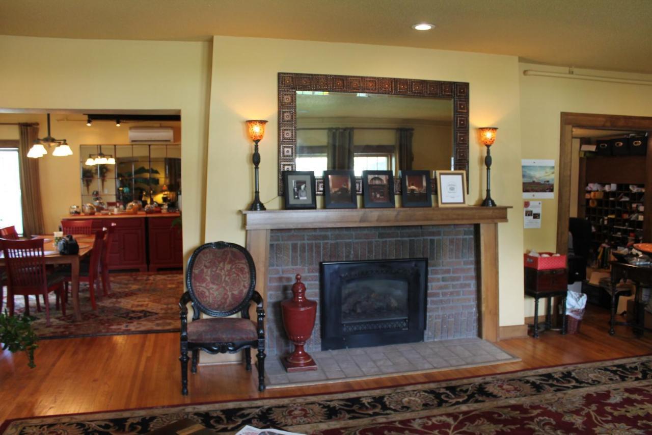 Iowa House Historic Inn เอมส์ ภายนอก รูปภาพ