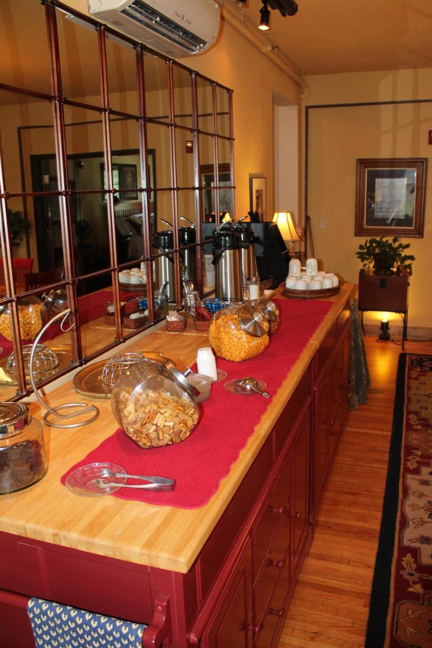Iowa House Historic Inn เอมส์ ภายนอก รูปภาพ