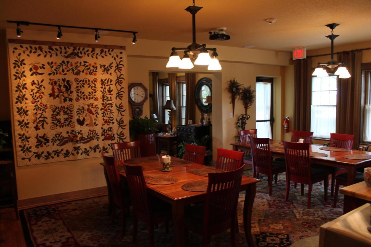 Iowa House Historic Inn เอมส์ ภายนอก รูปภาพ