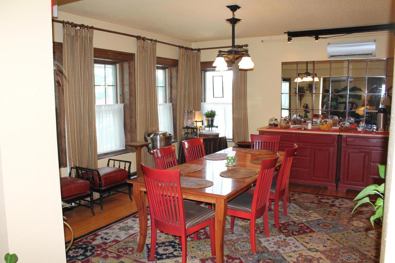 Iowa House Historic Inn เอมส์ ภายนอก รูปภาพ