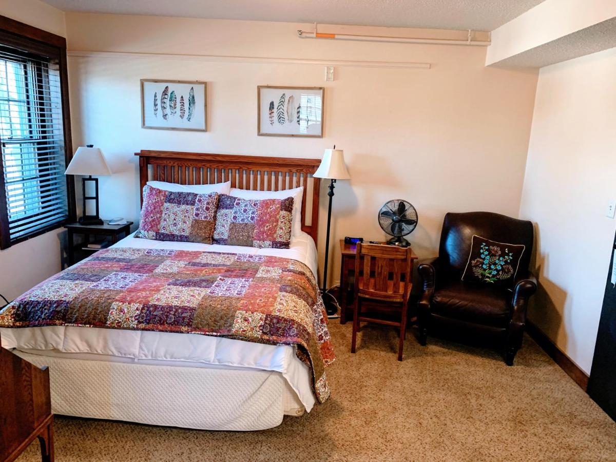 Iowa House Historic Inn เอมส์ ภายนอก รูปภาพ