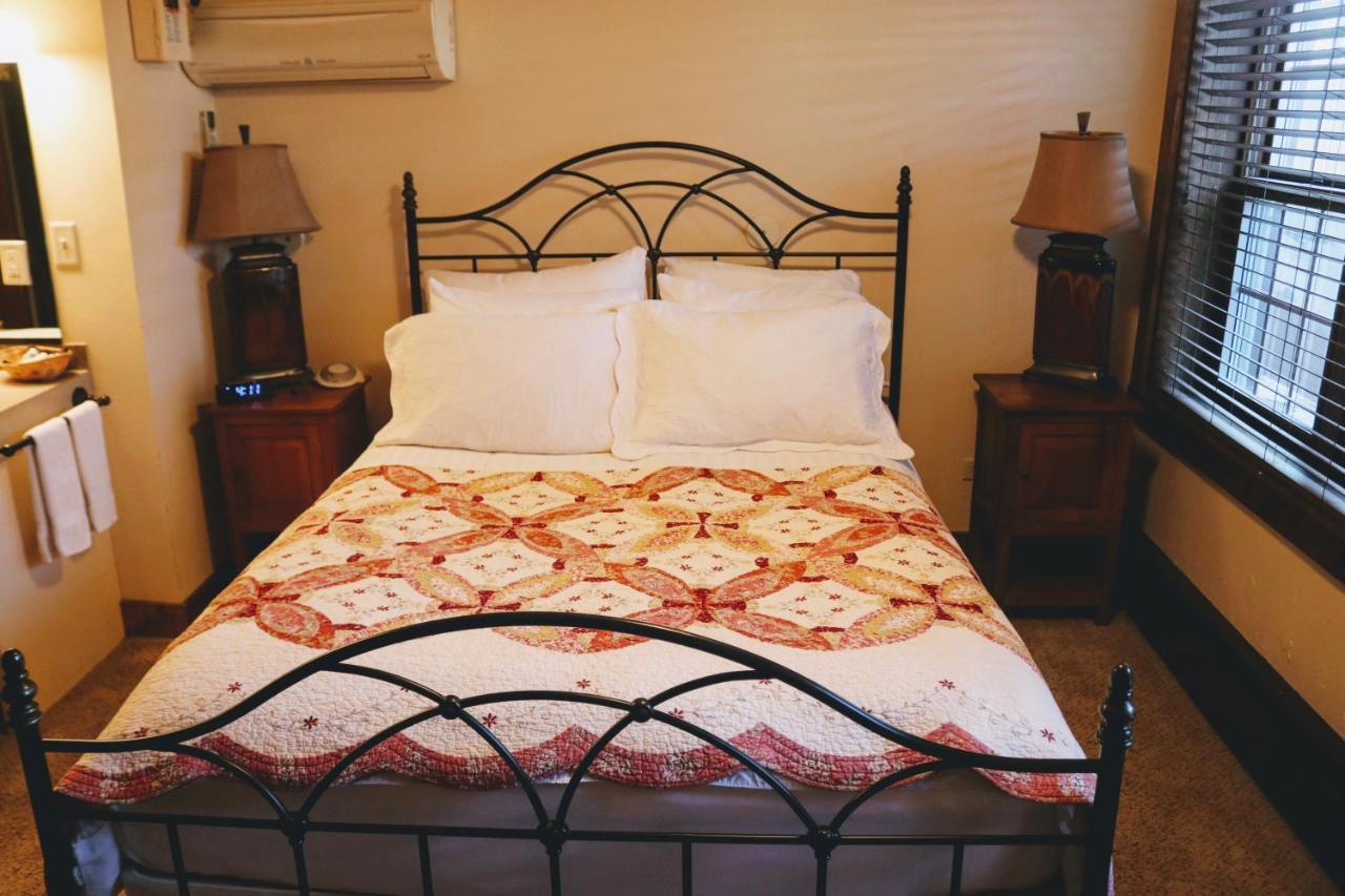 Iowa House Historic Inn เอมส์ ภายนอก รูปภาพ