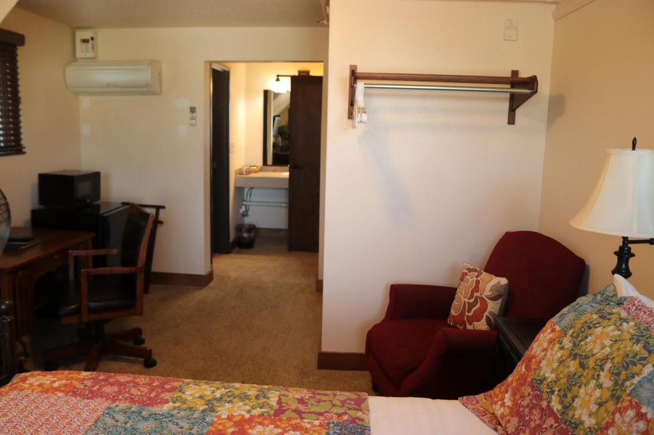 Iowa House Historic Inn เอมส์ ภายนอก รูปภาพ