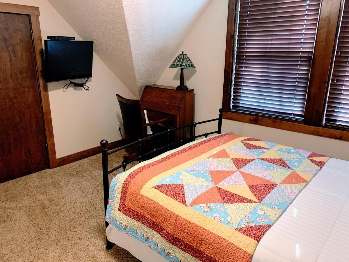 Iowa House Historic Inn เอมส์ ภายนอก รูปภาพ