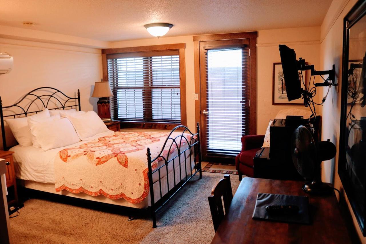 Iowa House Historic Inn เอมส์ ภายนอก รูปภาพ