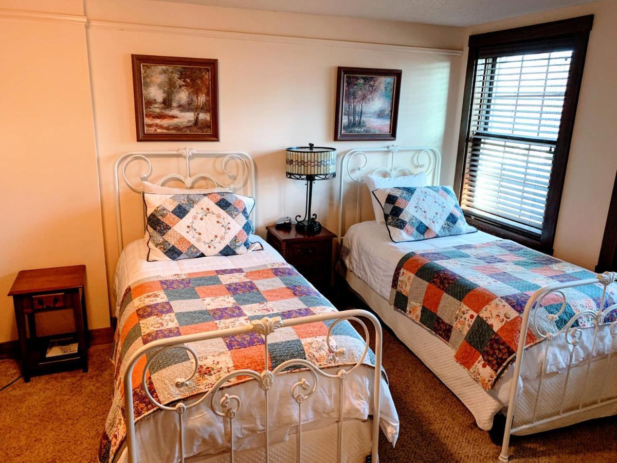 Iowa House Historic Inn เอมส์ ภายนอก รูปภาพ