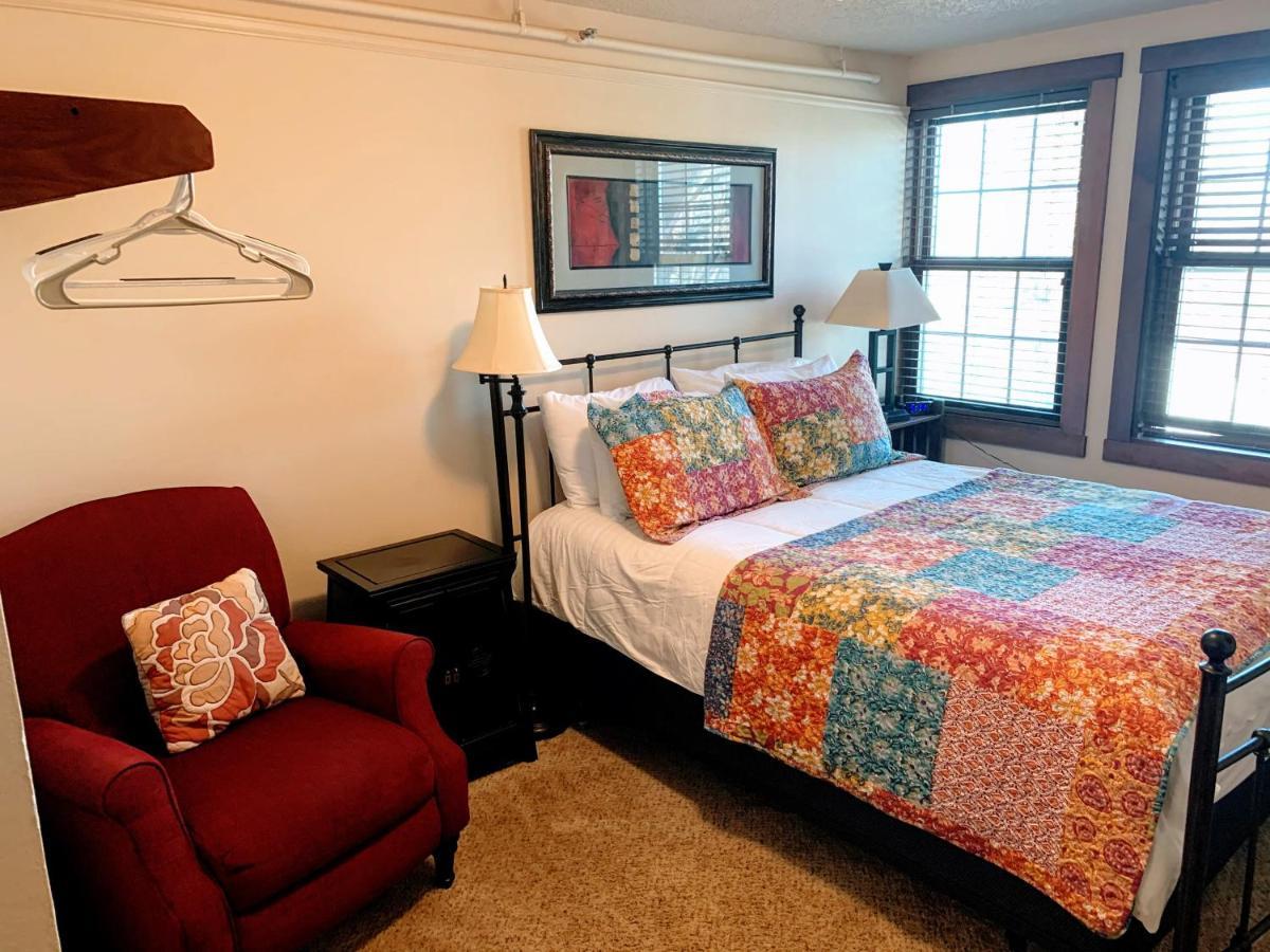 Iowa House Historic Inn เอมส์ ภายนอก รูปภาพ