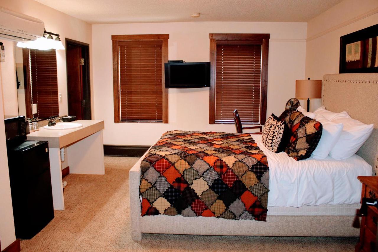 Iowa House Historic Inn เอมส์ ภายนอก รูปภาพ